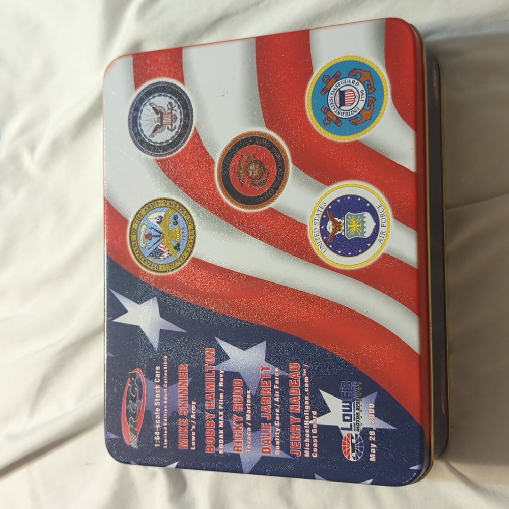 1:64 Scale‎ Stock Cars Armed Forces Collectable tin with 5 cars.